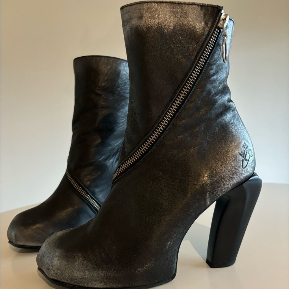 John Fluevog Shaguar Dorritie Spiral Zip Ankle Boot Size 8